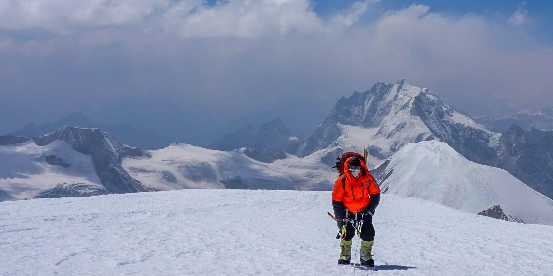 Robin Trygg testar ett nytt sätt att runda köerna på Mount Everest men hans dröm verkar gå i kras när en förödande jordbävning drabbar Himalaya. Pressbild.