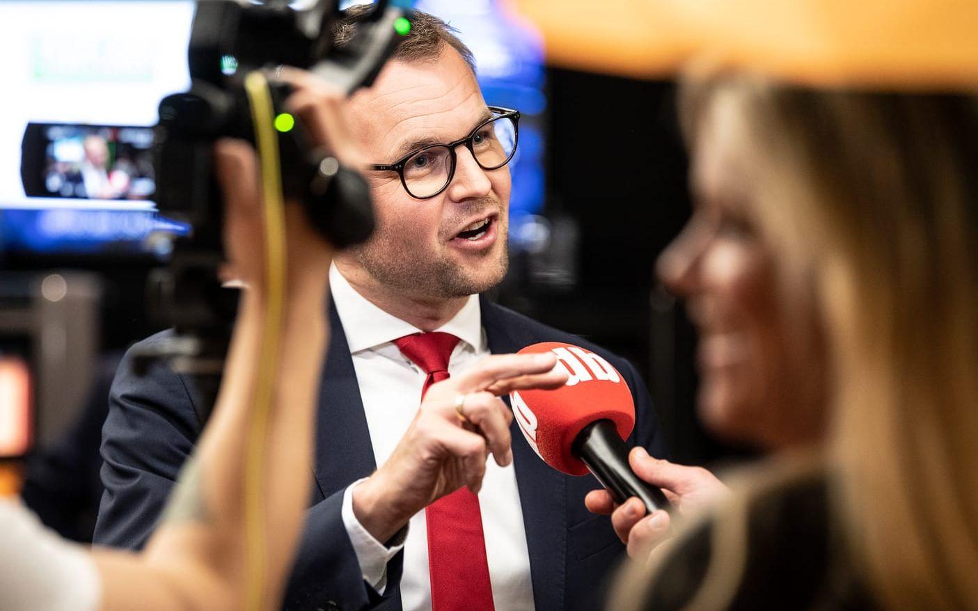 Bergen 20210831. Partilederdebatt på TV2. er ferdig og Kristelig Folkepartis partileder Kjell Ingolf Ropstad blir intervjuet av flere journalister.Foto: Marit Hommedal / NTB