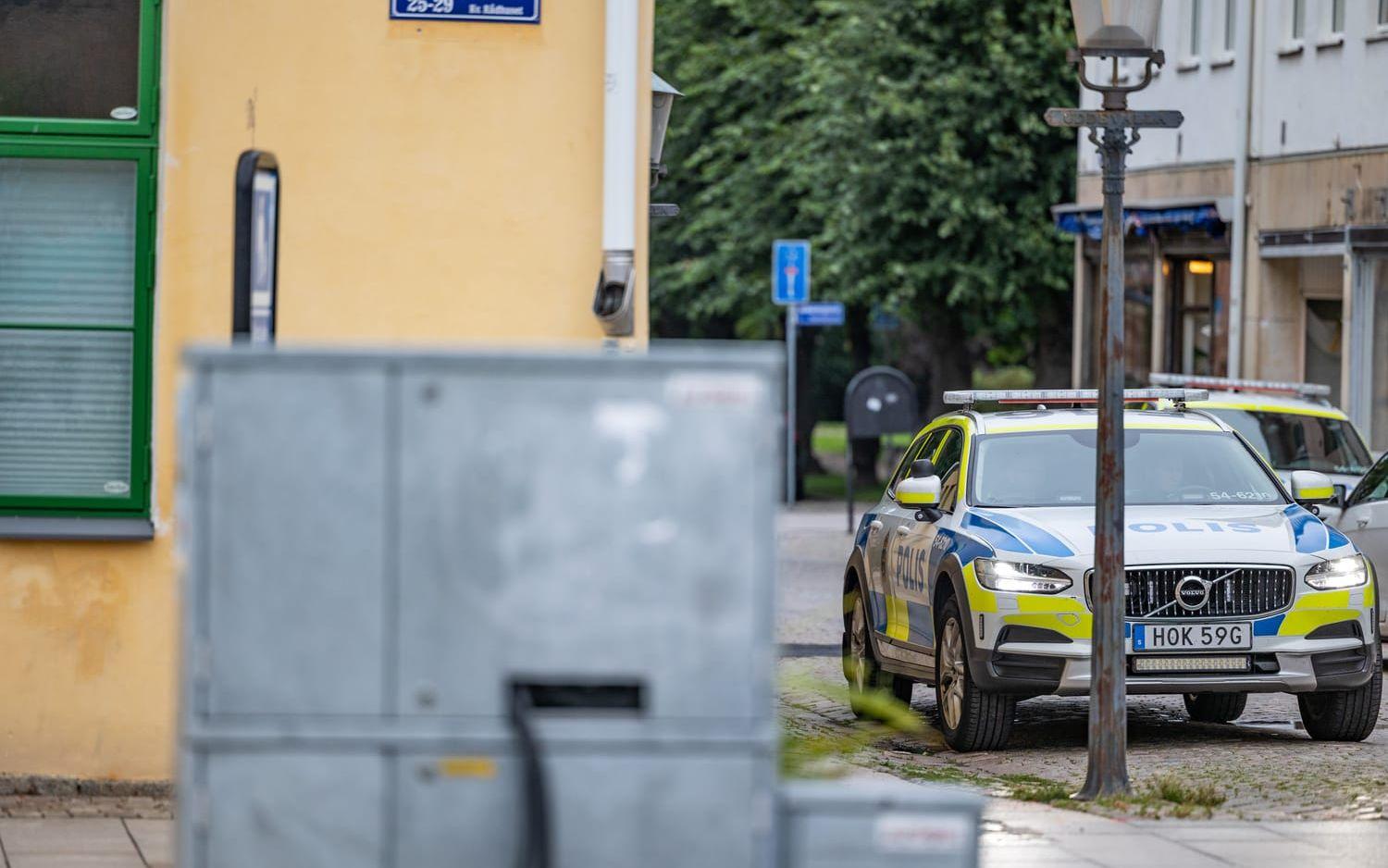 En man har förts med ambulans till sjukhus med okänt skadeläge.