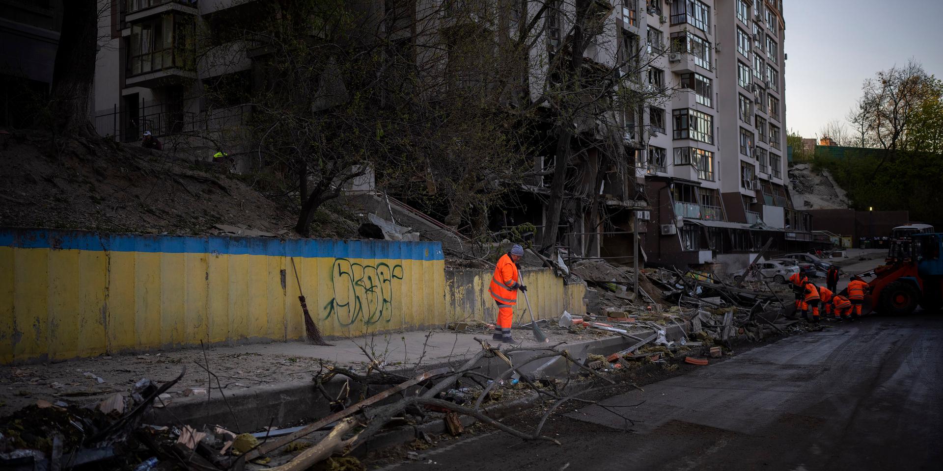  Clean-up crews work at the explosion site in Kyiv, Ukraine on Friday, April 29, 2022. Russia struck the Ukrainian capital of Kyiv shortly after a meeting between President Volodymyr Zelenskyy and U.N. Secretary-General António Guterres on Thursday evening. (AP Photo/Emilio Morenatti)  EM106