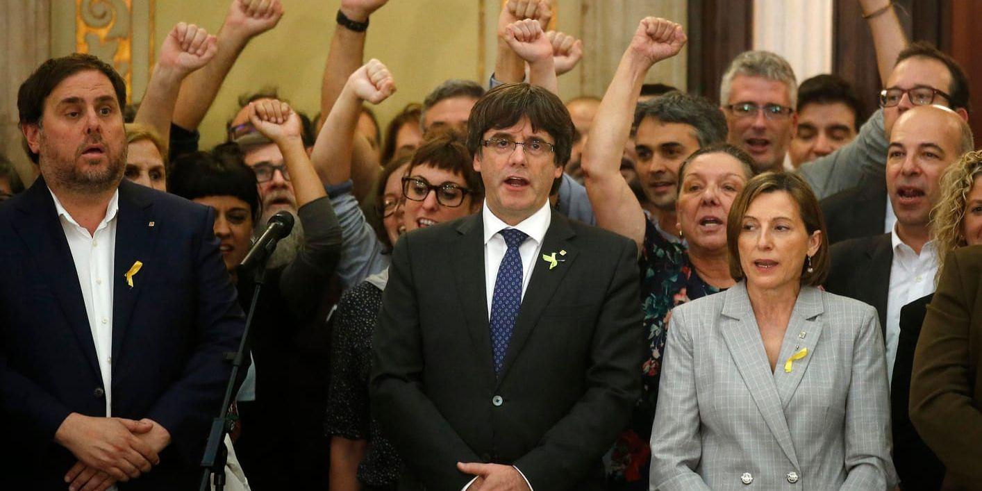 Ledande katalanska politiker hotas av åtal i Spanien. I mitten den nu avsatte presidenten Carles Puigdemont, till vänster vicepresident Oriol Junqueras och till höger Carme Forcadell, talman i det katalanska parlamentet. Arkivbild.