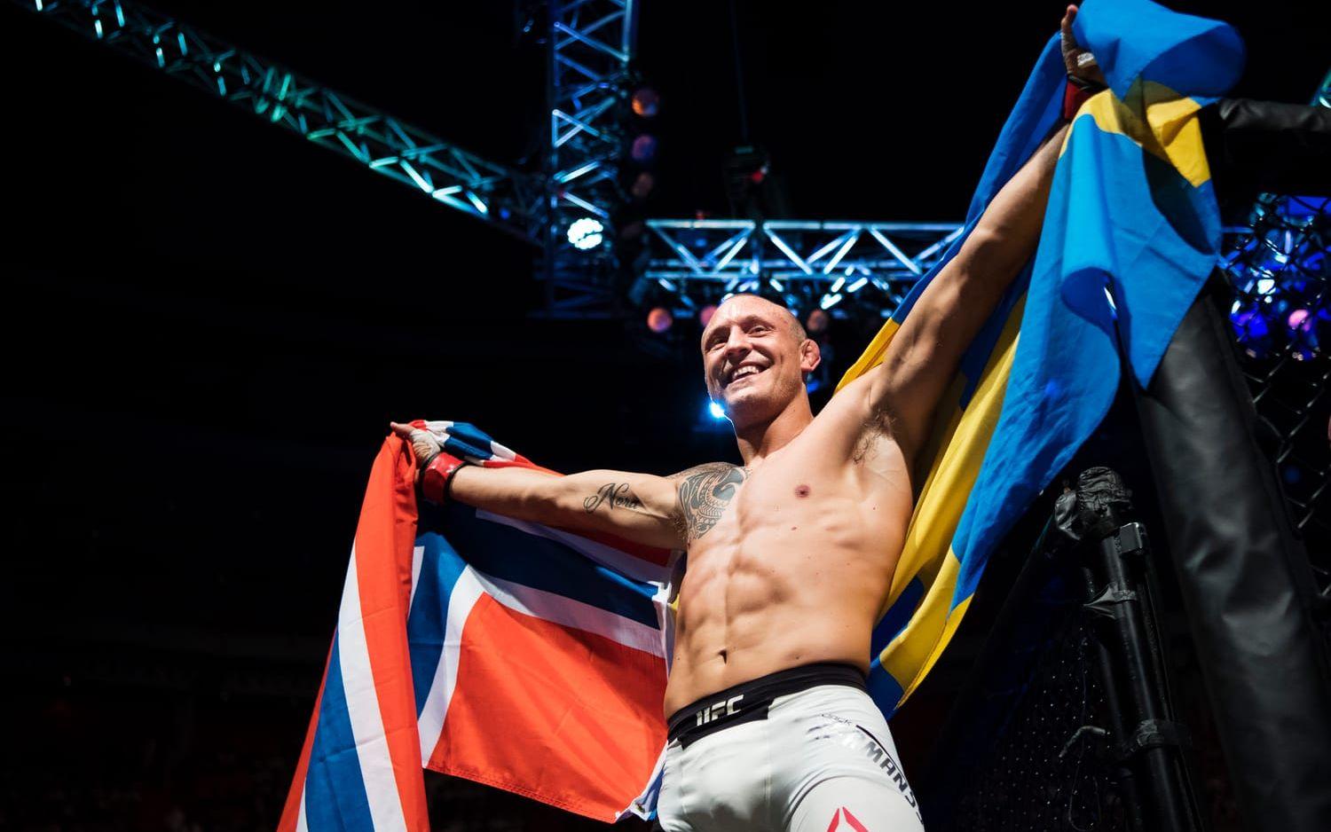 Jack Hermansson jublar efter att ha vunnit mot Alex Nicholson under kampsportsgalan UFC Fight Night i Stockholm. 