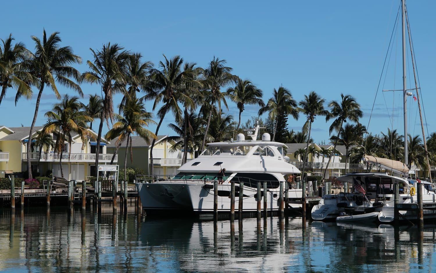 Vid Treasure Cay, på Great Abaco Island, finns hotell, restauranger, golfbanor och en marina med tjusiga båtar.