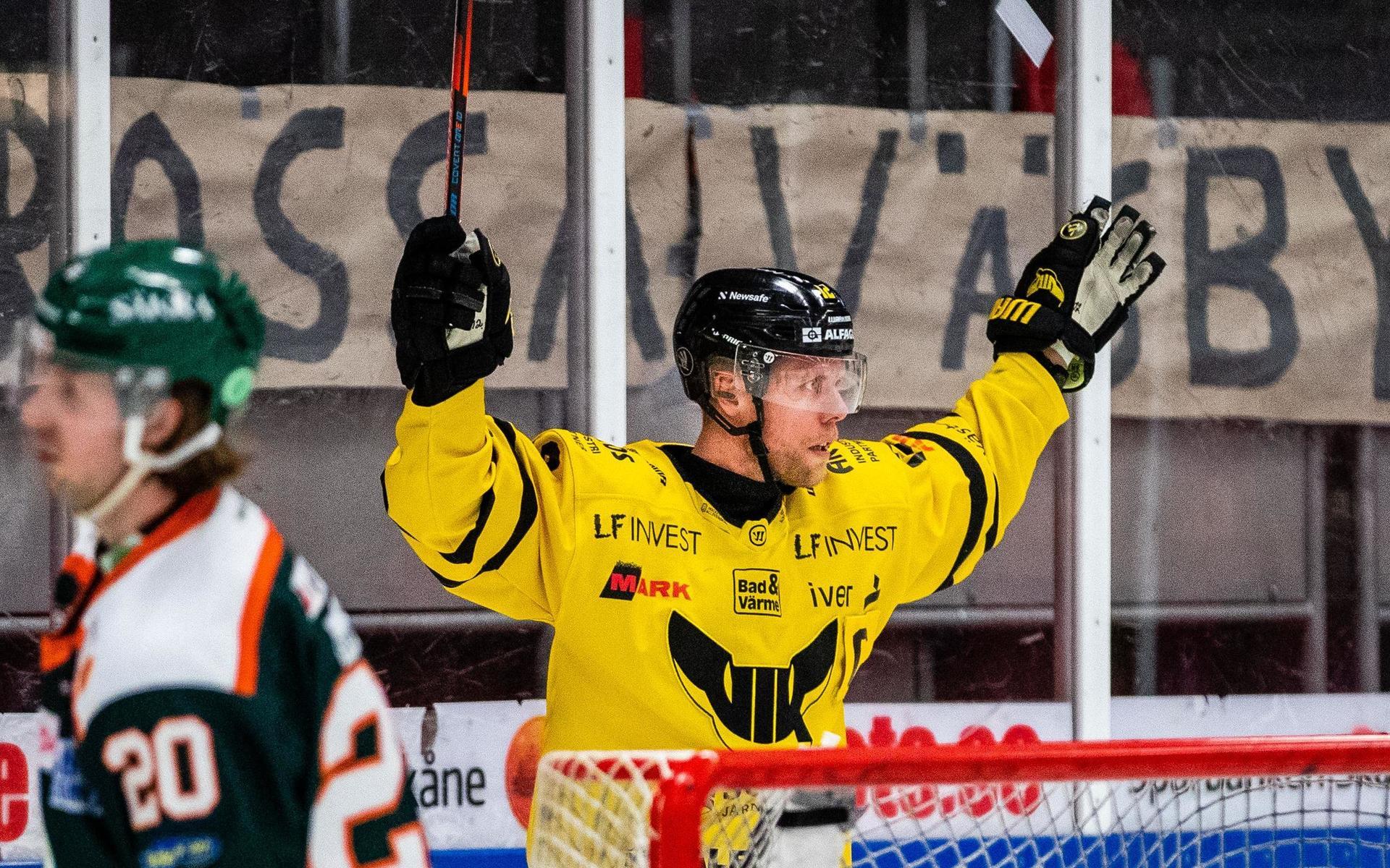 Västerås Fredrik Johansson jublar under ishockeymatchen i Hockeyallsvenskan mellan Kristianstad och Västerås den 14 mars 2021 i Kristianstad.