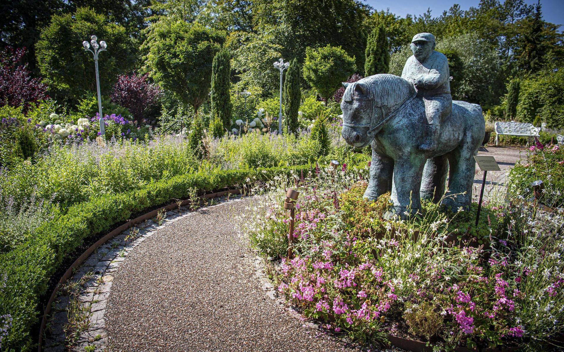 Bakom de låsta grindarna börjar snart Lisebergs trädgårdar att blomstra. Men nu skjuter Liseberg på öppningen av promenadsatsningen sedan regeringen valt att avvakta med lättnader i restriktionerna. 