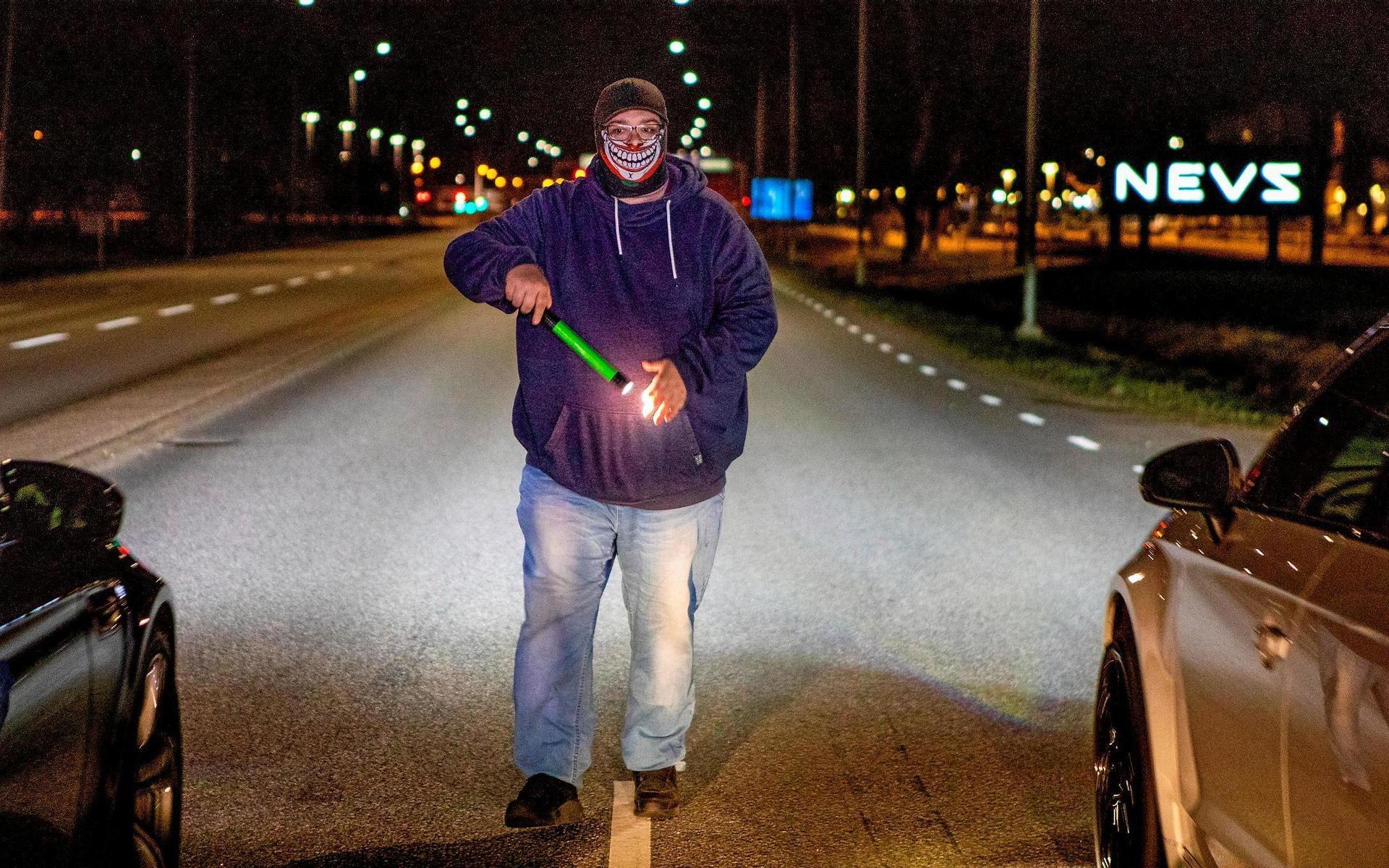 På gator i Uddevalla och Trollhättan tävlar förare om att ha de snabbaste bilarna. Streetracingen är på framväxt igen. 