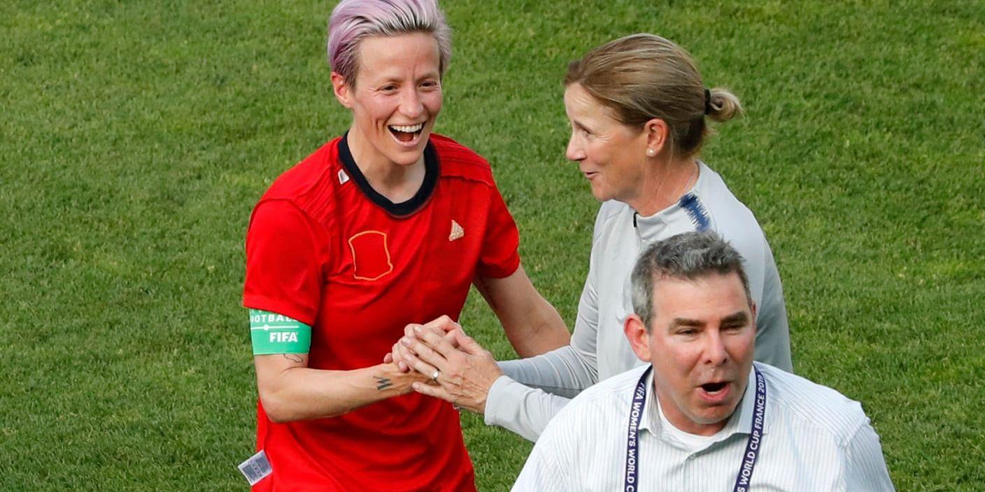 Tvåmålsskytten Megan Rapinoe, till vänster, och förbundskapten Jill Ellis jublar efter segern mot Spanien.