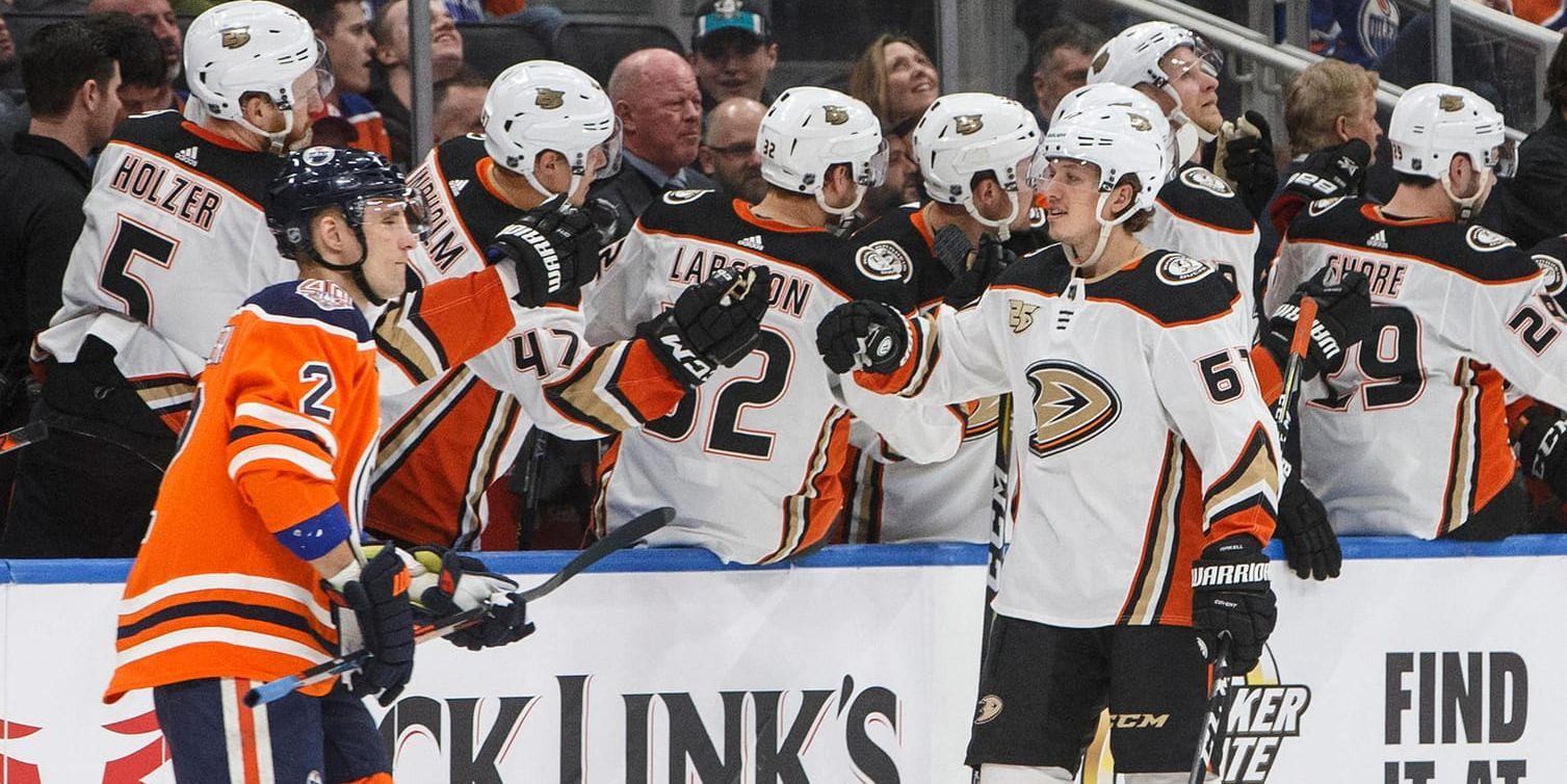 Anaheims Rickard Rakell, till höger, firar ett av sina tre mål med lagkompisarna, i matchen mot Edmonton.