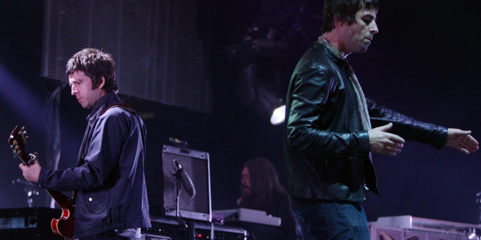 Noel och Liam Gallagher under en spelning i Kanada 2008, året innan de splittrades.