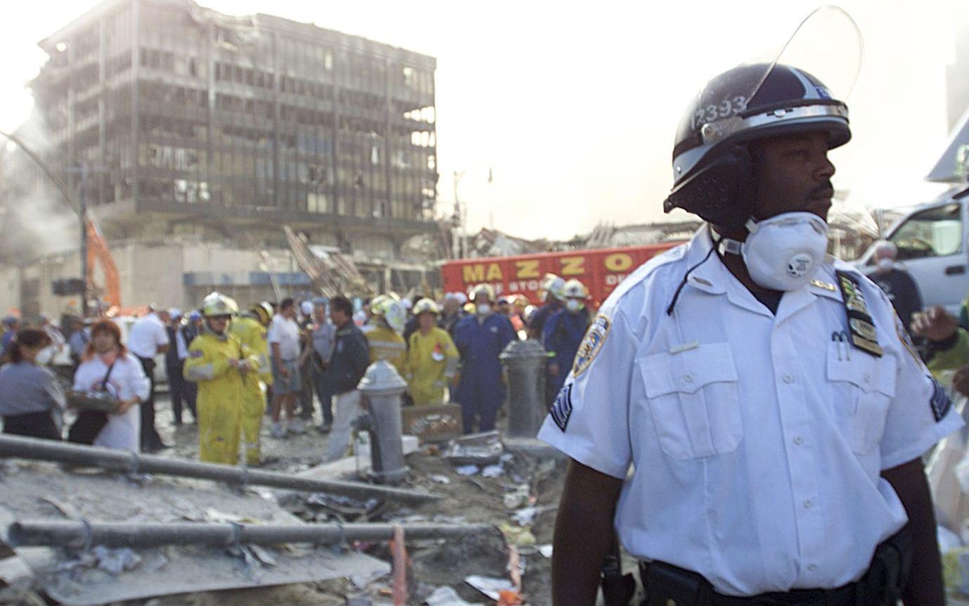 A policeman stands near the site of the World Trade Center in New York, Wednesday, Sept. 12, 2001. In the most devastating terrorist onslaught ever waged against the United States, knife-wielding hijackers crashed two airliners into the World TradeCenter on Tuesday, toppling its twin 110-story towers. (AP Photo/Victoria Arocho)COPYRIGHT PRESSENS BILD Code: 433