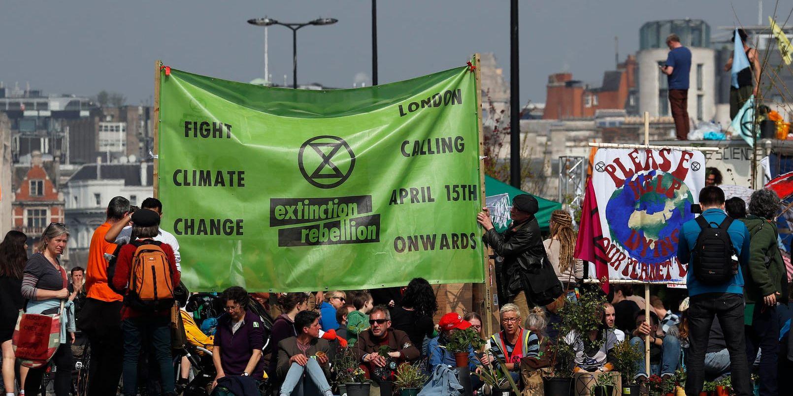 Demonstranter i Extinction Rebellion blockerade Waterloo-bron tidigare i veckan. På fredagen förväntas demonstranter ta sig till flygplatsen Heathrow.