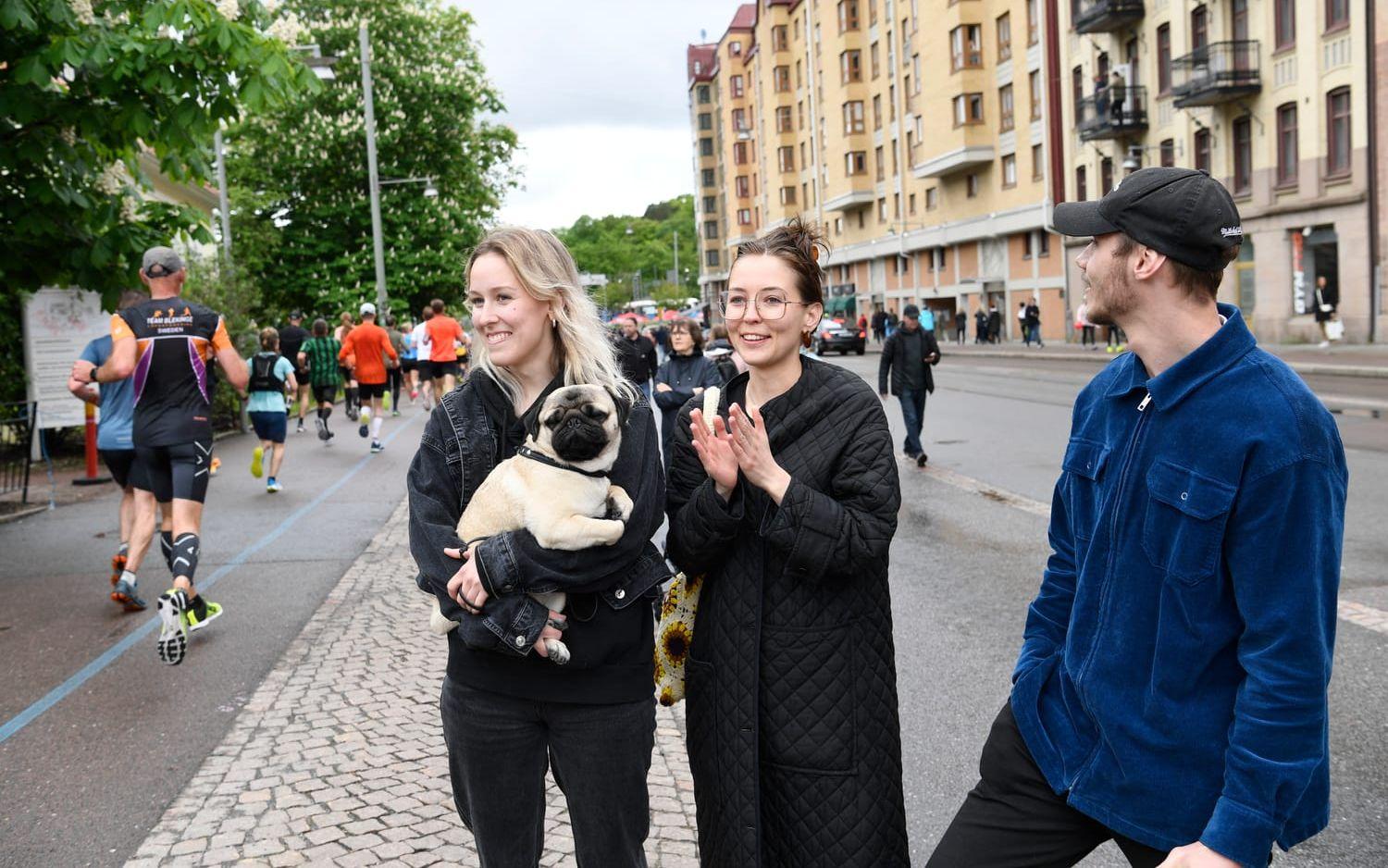 Publiken hejar på längs Övre Husargatan.