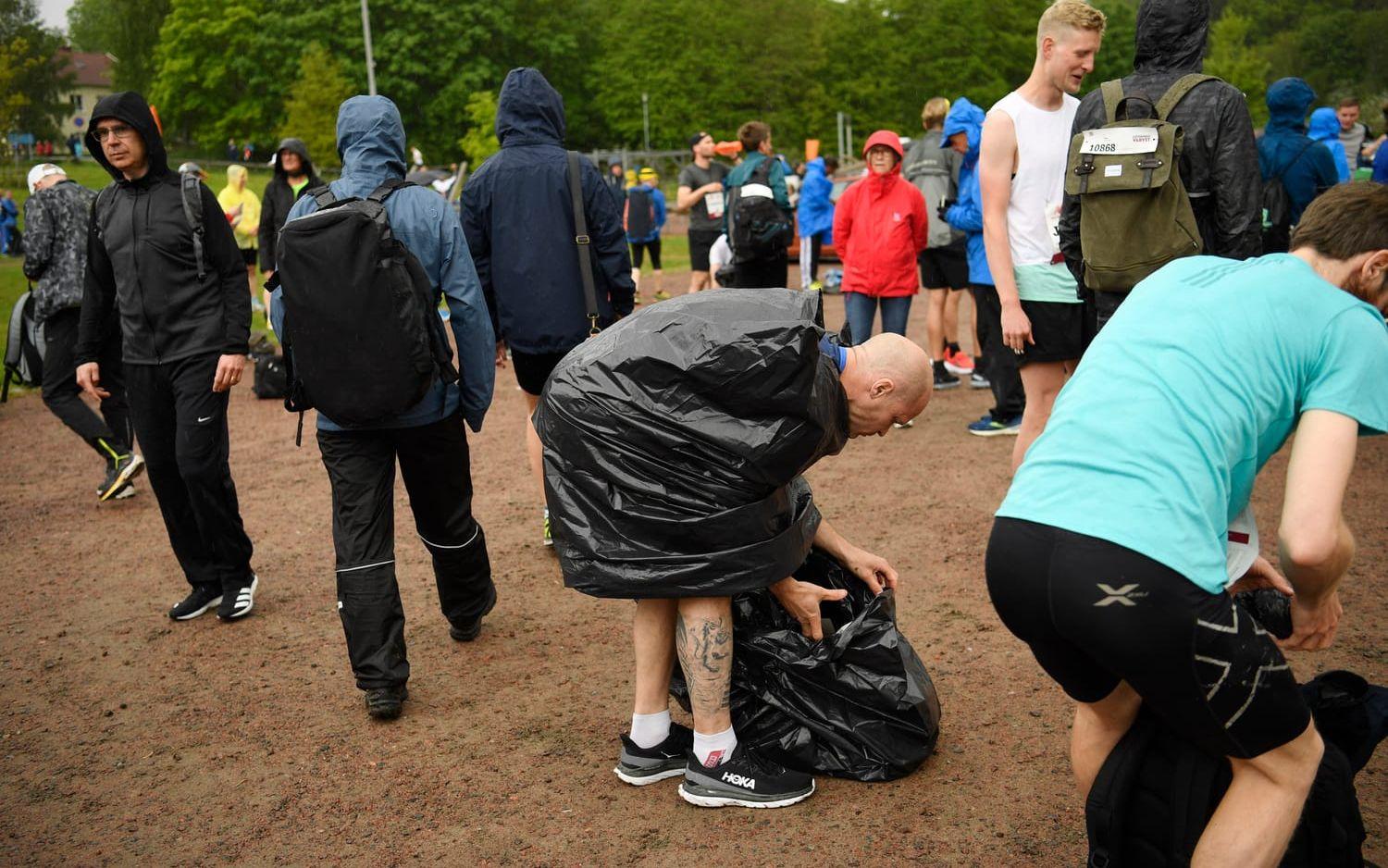 Löparna gör sig i ordning inför starten av Göteborgvarvet. 