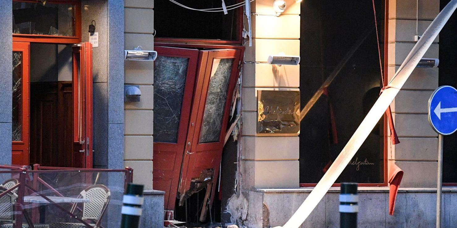 Skador efter en explosion utanför en nattklubb på Adelgatan i centrala Malmö tidigare i juni. Gängkriminalitet debatteras nu i riksdagen.