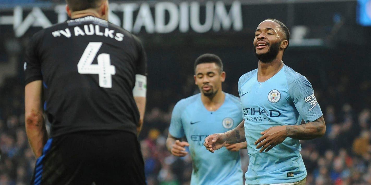 Raheem Sterling firar ett av de sju målen när Manchester City krossade Rotherham i FA-cupen.