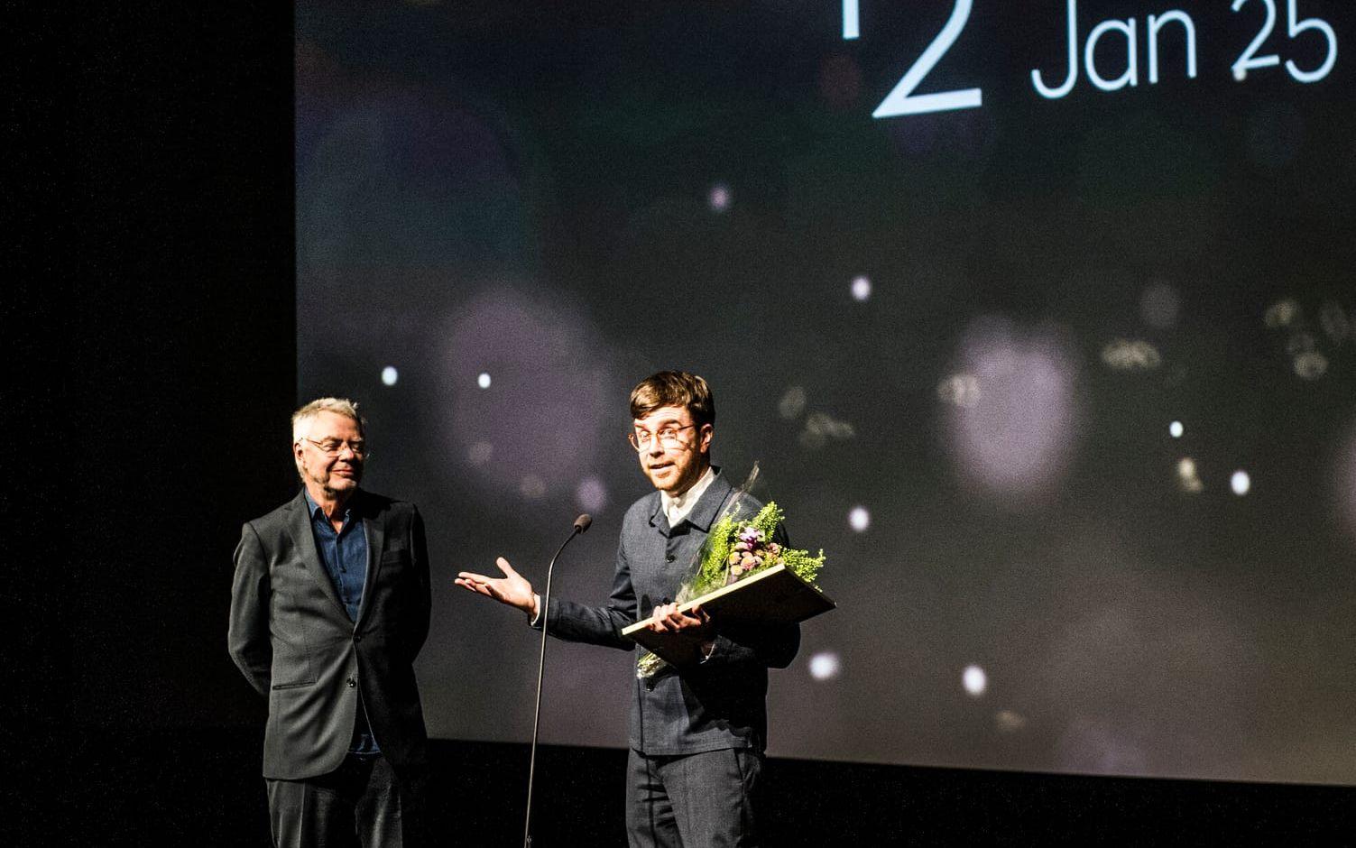 Den första punkten på dagordningen var att dokumentärfilmaren Marcus Lindeen fick ta emot Mai Zetterlingpriset på 200 000 kronor från konstnärsnämndens Bengt Toll.